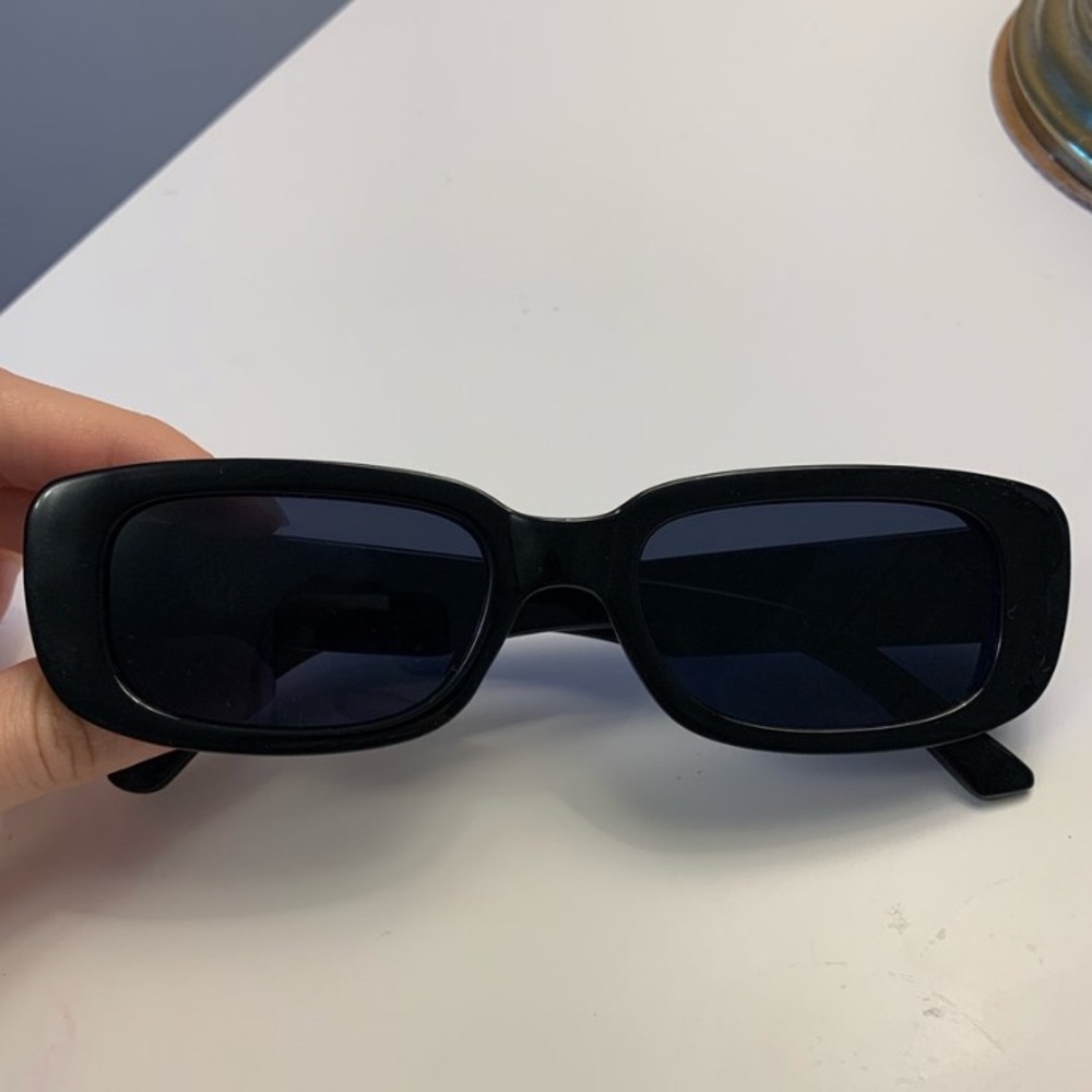 90’S INSPIRED BLACK SUNGLASSES
